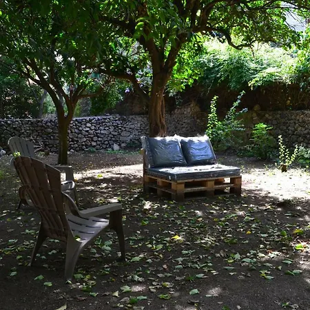Dans Une Maison De Village *