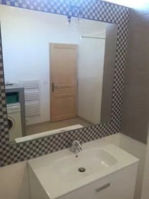 Dans Une Maison De Village *